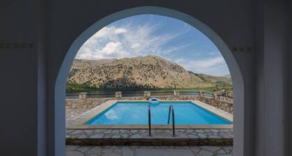 Linda's Villa In Unrivalled position in Kournas - Amazing View!