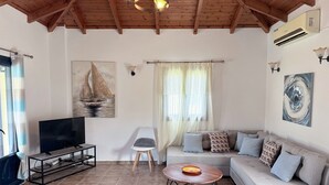 TV - Linda's Villa In Unrivalled position in Kournas - Amazing View! (Kavallos)