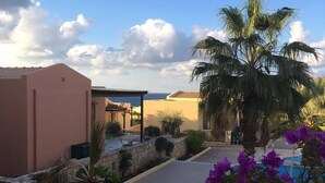 Ein Resort mit Pool, Palmen und blauem Himmel.