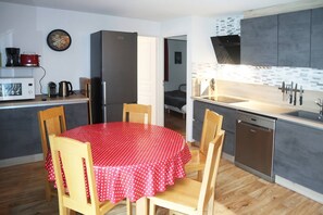 Fridge, dishwasher, cookware/dishes/utensils