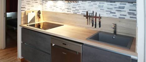 Kühlschrank, Geschirrspüler, Kochgeschirr/Geschirr/Besteck