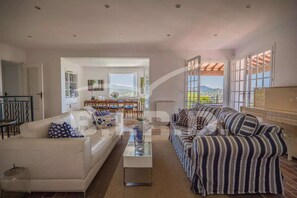 TV, fireplace - Beautiful property on the Semaphore (STE MAXIME)