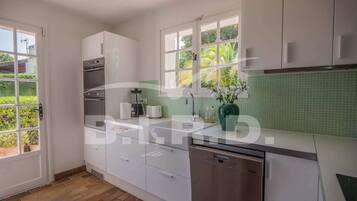 Geladeira, micro-ondas, fogão, lava-louças