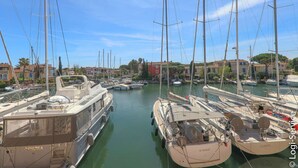 Un port de plaisance où sont amarrés de nombreux voiliers.