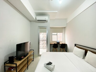 Chic And Cozy Studio Apartment At Transpark Juanda Bekasi