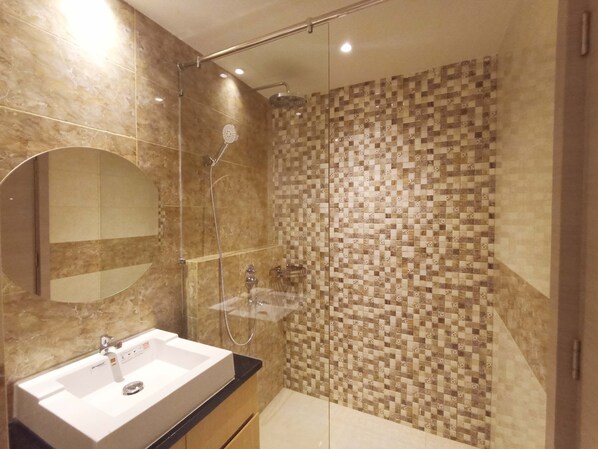 Appartement | Badkamer | Een douche, handdoeken