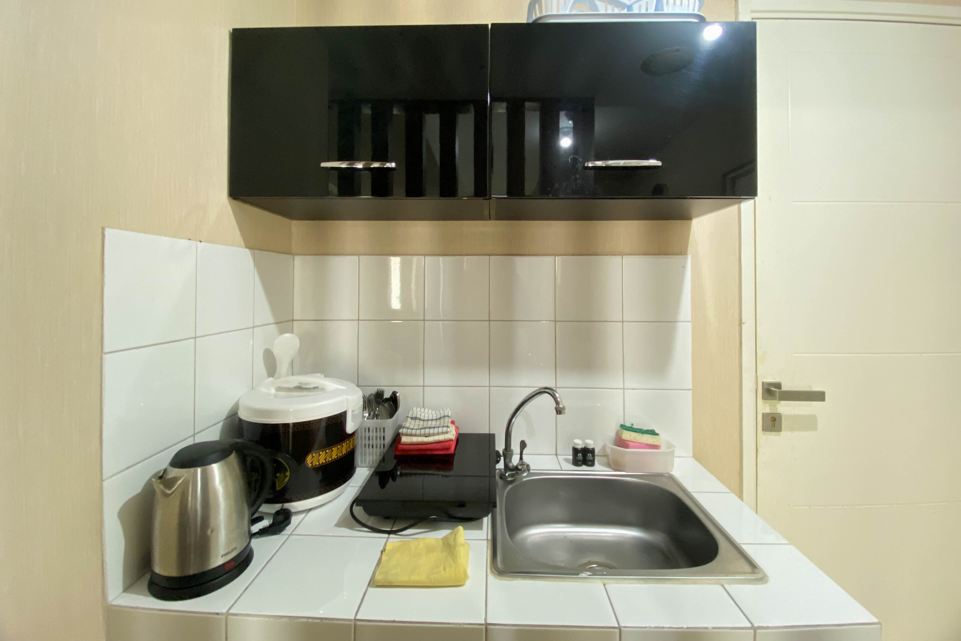 Apartemen | Dapur pribadi | Lemari es besar, kompor, penanak nasi, dan peralatan masak/sendok-piring