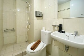 Appartement | Badkamer | Een douche, handdoeken