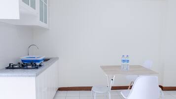 Appartement | Privékeuken | Een koelkast/vriezer, een kookplaat, een rijstkoker