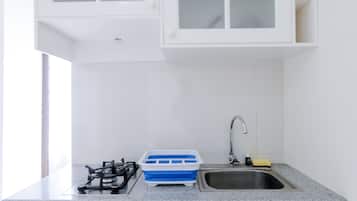 Appartement | Privékeuken | Een koelkast/vriezer, een kookplaat, een rijstkoker