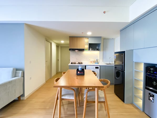 Apartamento | Cozinha privada | Geladeira grande, cooktop, panela elétrica de arroz