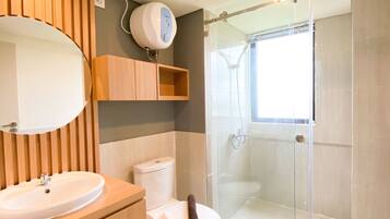 Căn hộ | Phòng tắm | Buồng tắm vòi sen, đồ dùng nhà tắm miễn phí, khăn tắm