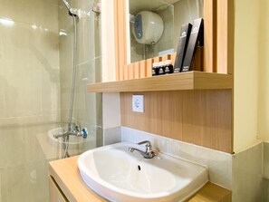 Apartment | Badezimmer | Dusche, kostenlose Toilettenartikel, Handtücher