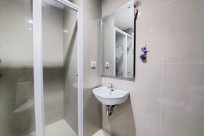 Apartemen | Kamar mandi | Shower dan handuk
