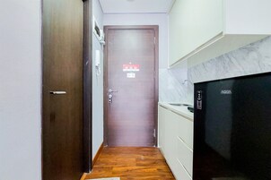 Refrigerador con freezer, placa de cocina, arrocera