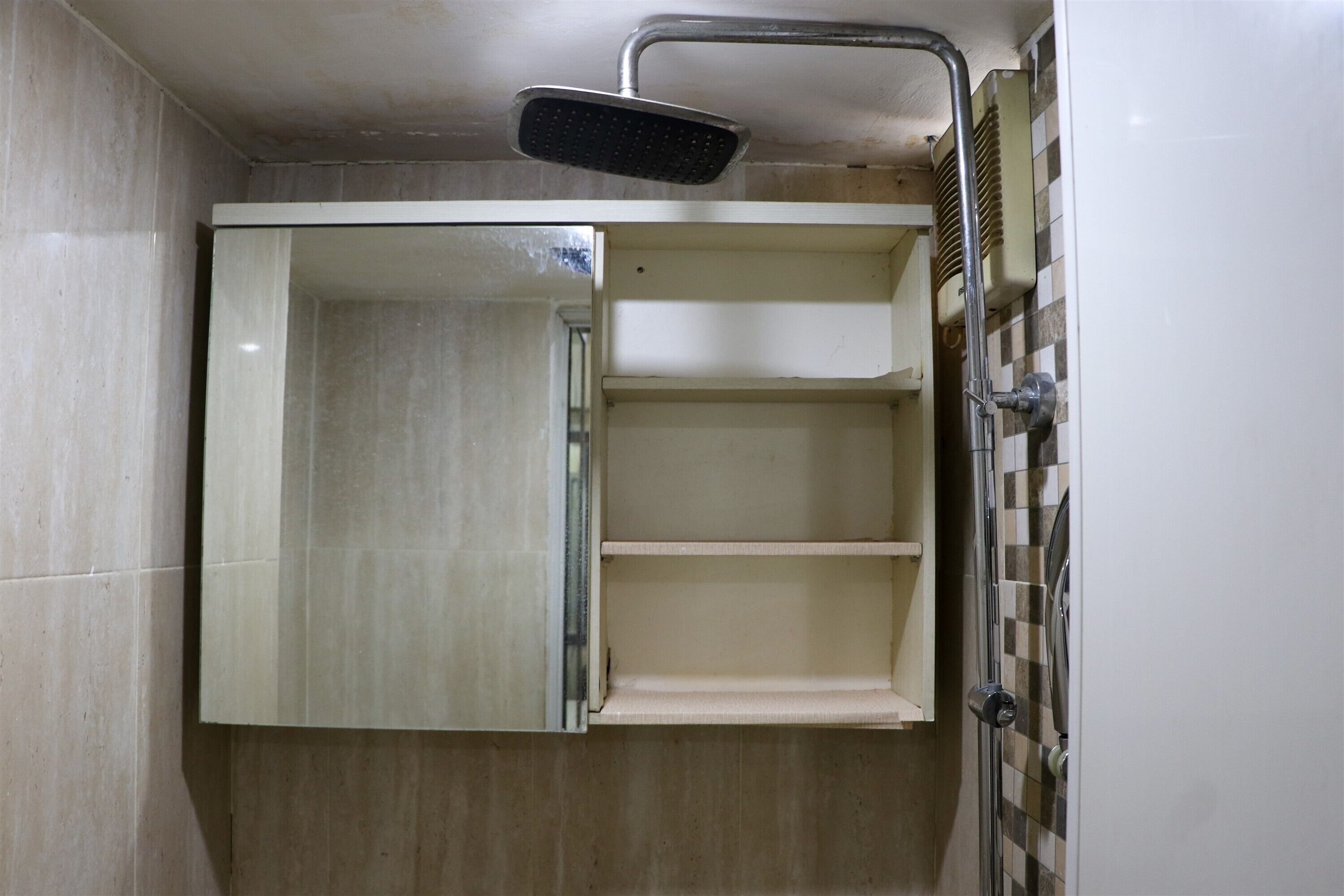 Apartemen | Kamar mandi | Shower dan handuk