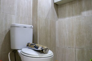 Appartement | Badkamer | Een douche, handdoeken