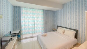Une chambre à coucher avec un lit, un bureau et une chaise.