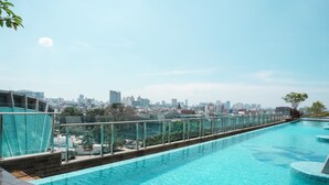 Ein Rooftop-Pool mit Infinity-Kante und Blick auf die Stadtlandschaft.