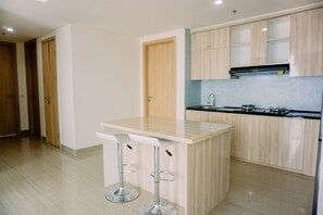 Apartamento | Cozinha privada | Geladeira grande, cooktop