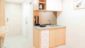 Apartemen | Dapur pribadi | Lemari es besar, kompor, penanak nasi, dan peralatan masak/sendok-piring