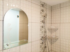 Apartment | Badezimmer | Dusche, Handtücher
