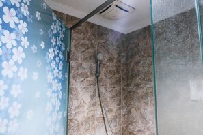 Bathroom - Homey 2Br At 21St Floor Galeri Ciumbuleuit 1 Apartment (Bandung)