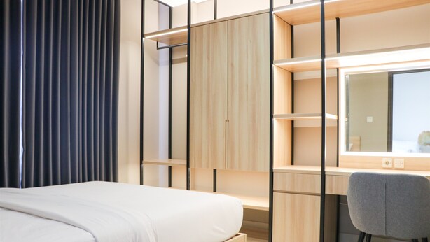 A bedroom with a bed, a desk, and a chair. - Wonderful And Homey 1Br Ciputra International Apartment (Jakarta)