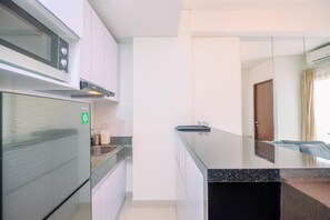 Apartment | Private kitchen | Full-size fridge, stovetop - Best Homey 2Br At Transpark Cibubur Apartment (Bekasi)