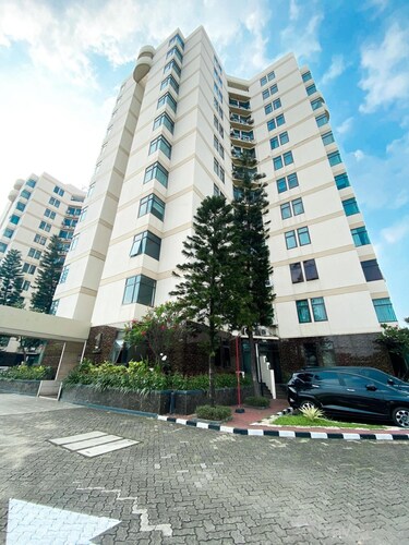 Homey 2Br Apartment Crown Court Executive Condominium