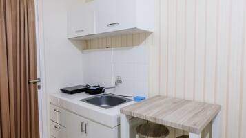 Refrigerador con freezer, placa de cocina, arrocera