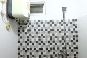 Appartement | Salle de bain | Douche, serviettes fournies