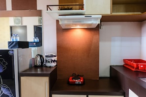 Apartment | Private kitchen | Full-size fridge, stovetop, rice cooker, cookware/dishes/utensils