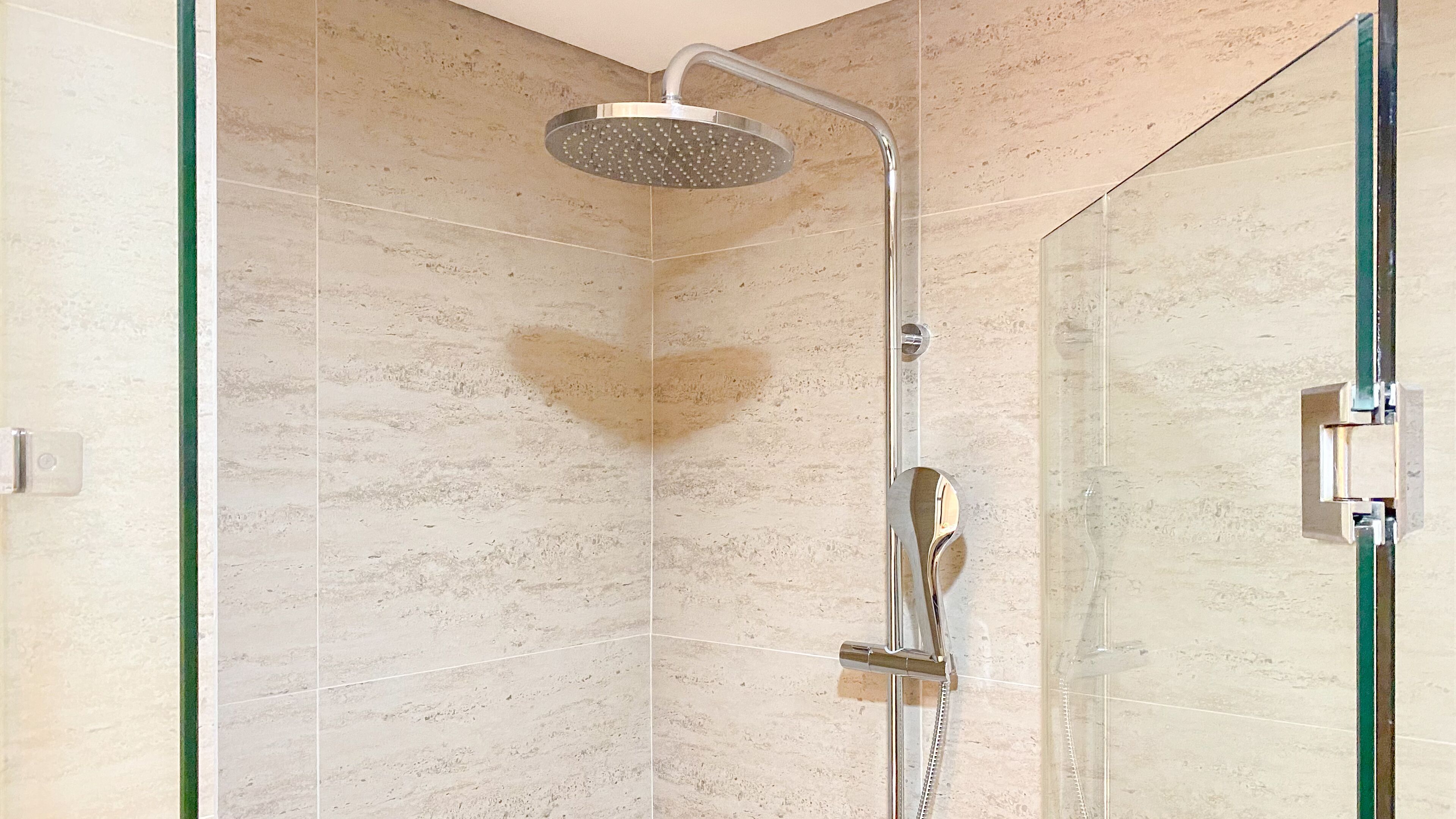 Apartemen | Kamar mandi | Shower dan handuk