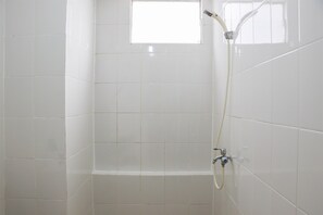 Apartemen | Kamar mandi | Shower dan handuk