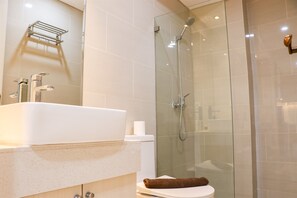Bathroom - Brand New 2BR at Daan Mogot City Apartment By Travelio (Jakarta)