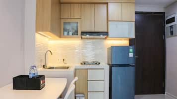 Apartment | Private kitchen | Full-sized fridge, stovetop, rice cooker, cookware/dishes/utensils