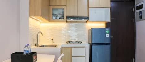 Apartment | Private kitchen | Full-sized fridge, stovetop, rice cooker, cookware/dishes/utensils