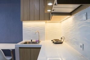 Departamento | Cocina privada | Refrigerador con congelador, parrilla de estufa y arrocera