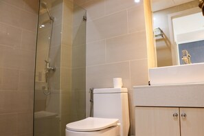 Bathroom - Cozy Stay Studio At 27Th Floor Daan Mogot City Apartment (Jakarta)