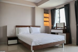 Una habitación de hotel moderna con una cama de madera, una mesita de noche, un aparador y un ventanal con cortinas.