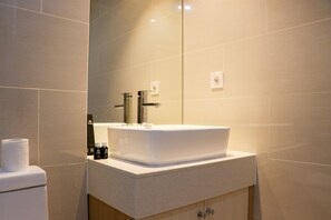 Apartment | Bathroom | Shower, towels - Cozy Stay Studio At 27Th Floor Daan Mogot City Apartment (Jakarta)