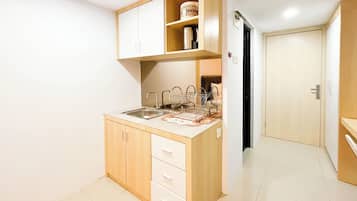 Apartment | Private kitchen | Full-size fridge, stovetop, rice cooker, cookware/dishes/utensils