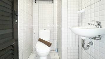 Apartment | Bathroom | Shower, towels