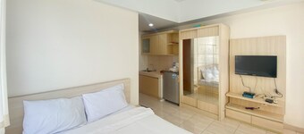 Homey And Cozy Stay Studio Margonda Residence 3 Apartment