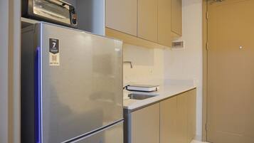 Apartment | Private kitchen | Full-size fridge, stovetop, rice cooker, cookware/dishes/utensils
