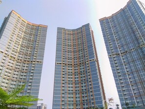 Exterior - Modern Look And Warm 1Br At Gold Coast Apartment (Jakarta)