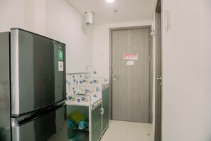 Apartemen | Dapur pribadi | Lemari es besar, kompor, penanak nasi, dan peralatan masak/sendok-piring