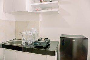 Departamento | Cocina privada | Refrigerador con congelador, parrilla de estufa y arrocera