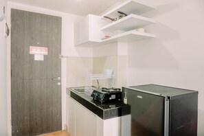 Departamento | Cocina privada | Refrigerador con congelador, parrilla de estufa y arrocera
